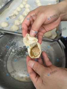 現場給客戶做灌湯包，效果滿意！